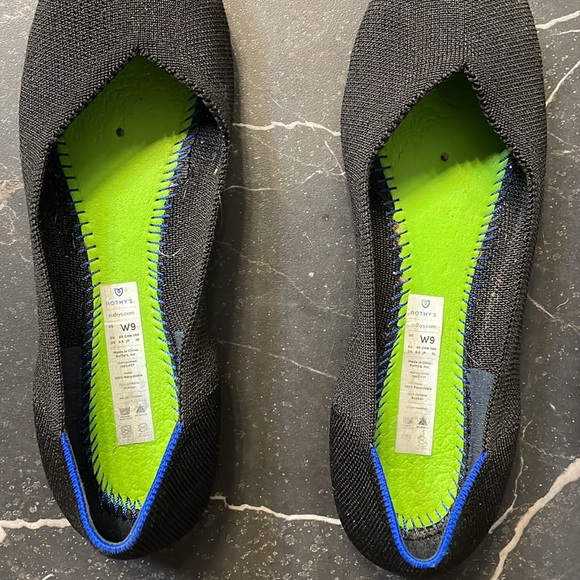 Cute & simple black Rothy’s rounded ballet flat - Picture 2 of 3